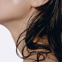 1. Wet hair thoroughly. 